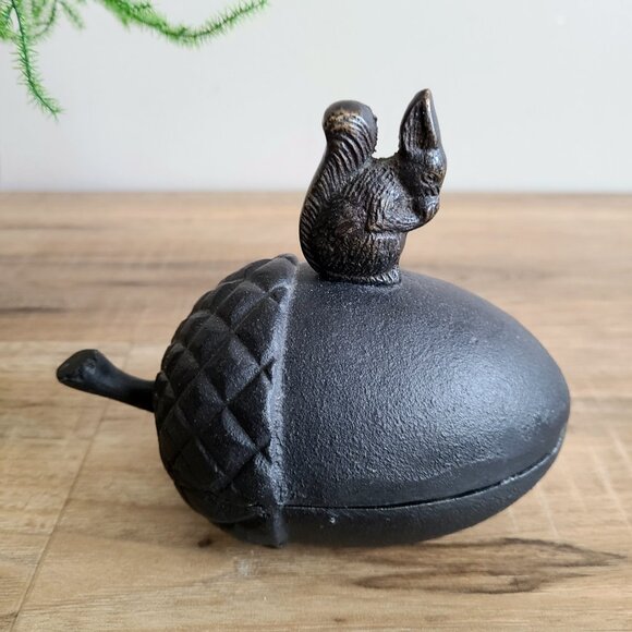Cast iron squirrel on nut trinket dish with lid. - Picture 3 of 10
